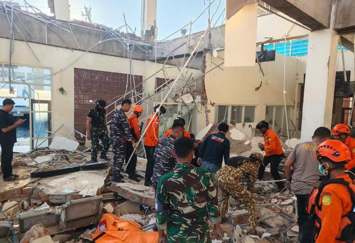 Kodam IX/Udayana Kerahkan Prajurit Bantu Evakuasi Warga Pascagempa M7,7 di NTT